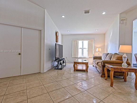 5th image of 1520 SE 17th Ave