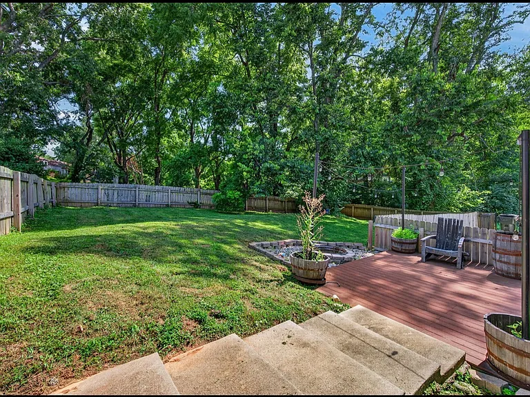 Edgebourne Ct — Photo 11