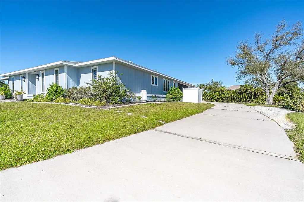 4 bed, 2.5 bath, 2423 sqft, $7,800 — Photo 2