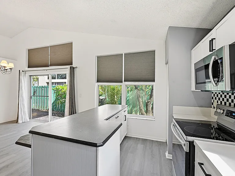 1852 Capeside Cir — Photo 14
