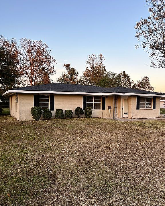 1st image of 926 Shady Ln