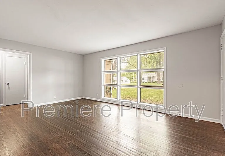 10512 E 60th Ter — Photo 2