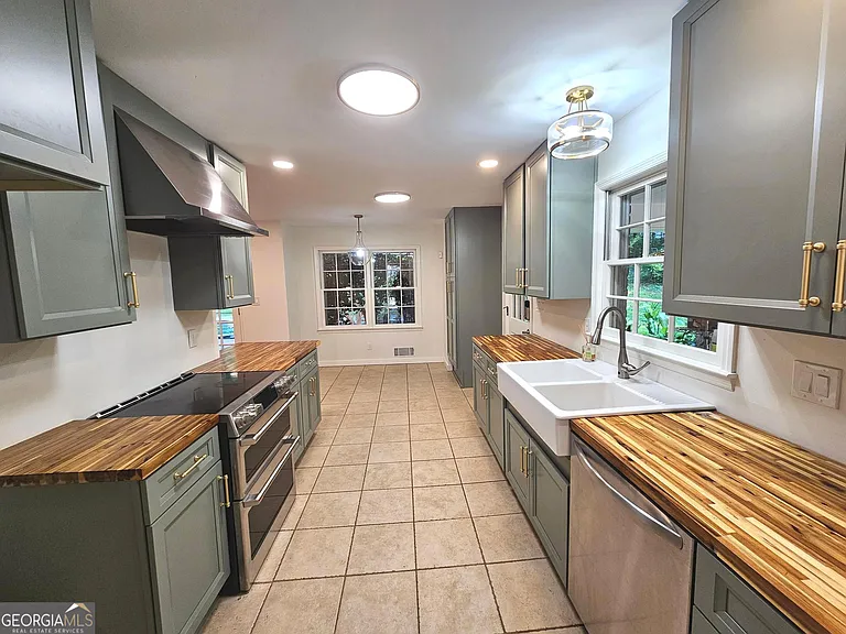 615 Kings Rd — Photo 11