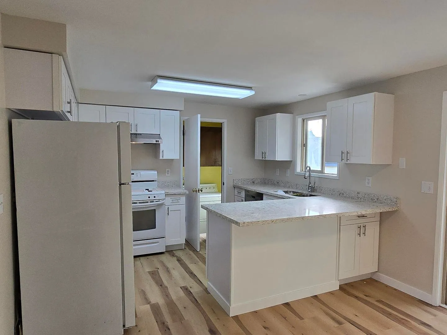 2 Bedroom, 2 Bathroom House in Burlington! — Photo 3