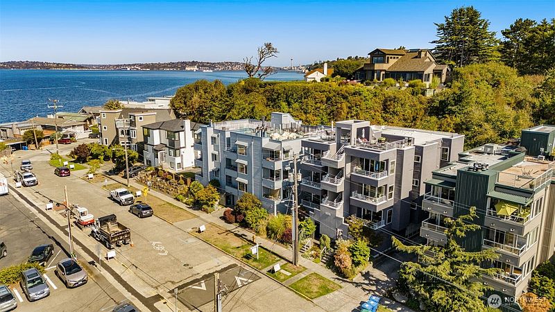 3rd image of 3200 Alki Avenue SW #201