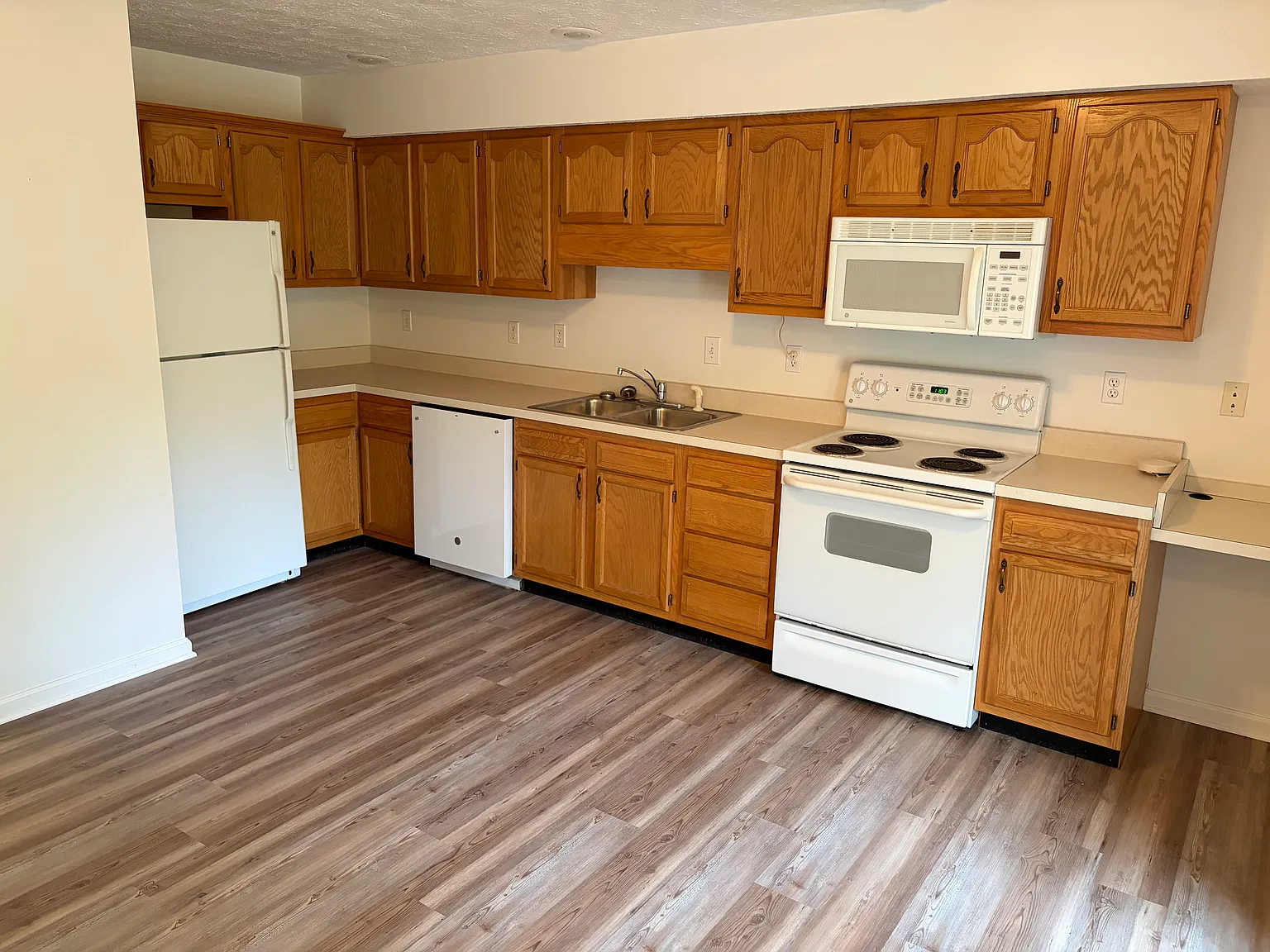 2 bed, 1.5 bath, $950 — Photo 2