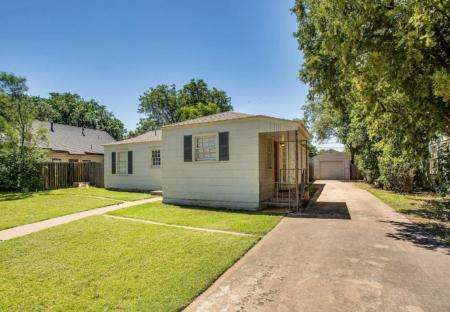 3 bed, 1.0 bath, 1199 sqft, $1,275 — Photo 2