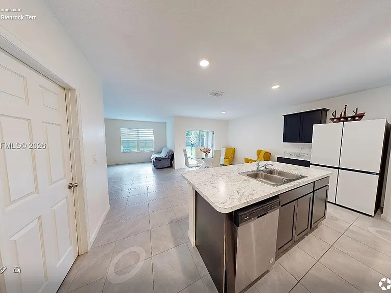 2137 SE Glenrock Ter — Photo 4