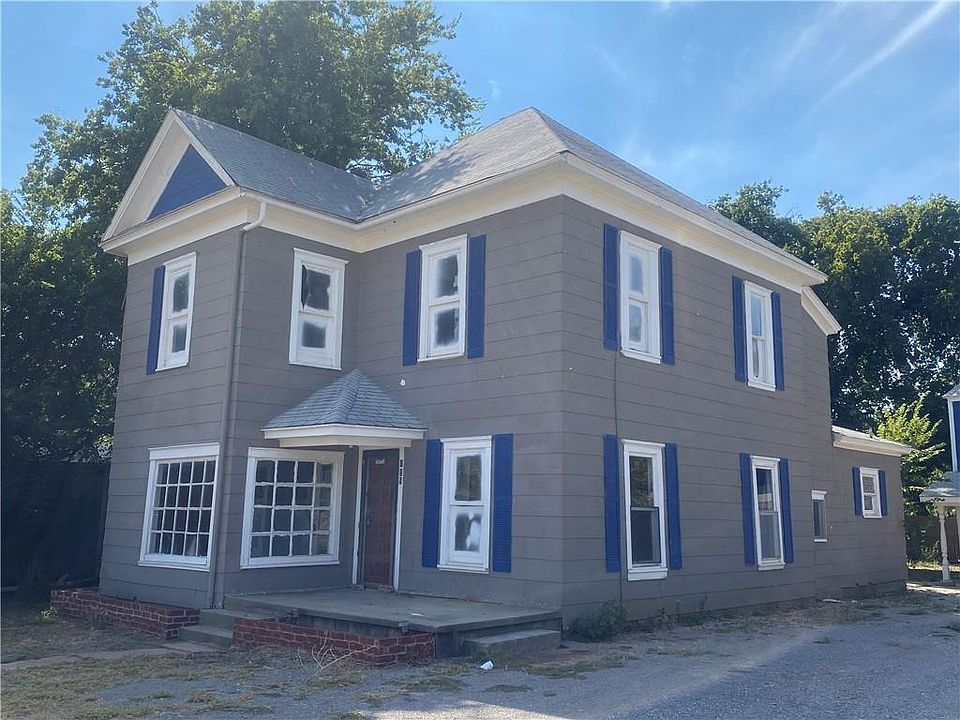 1st image of 109 N Broadway St