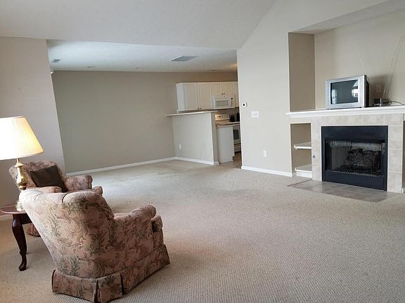 4th image of 2224 Meadowlark Ln E