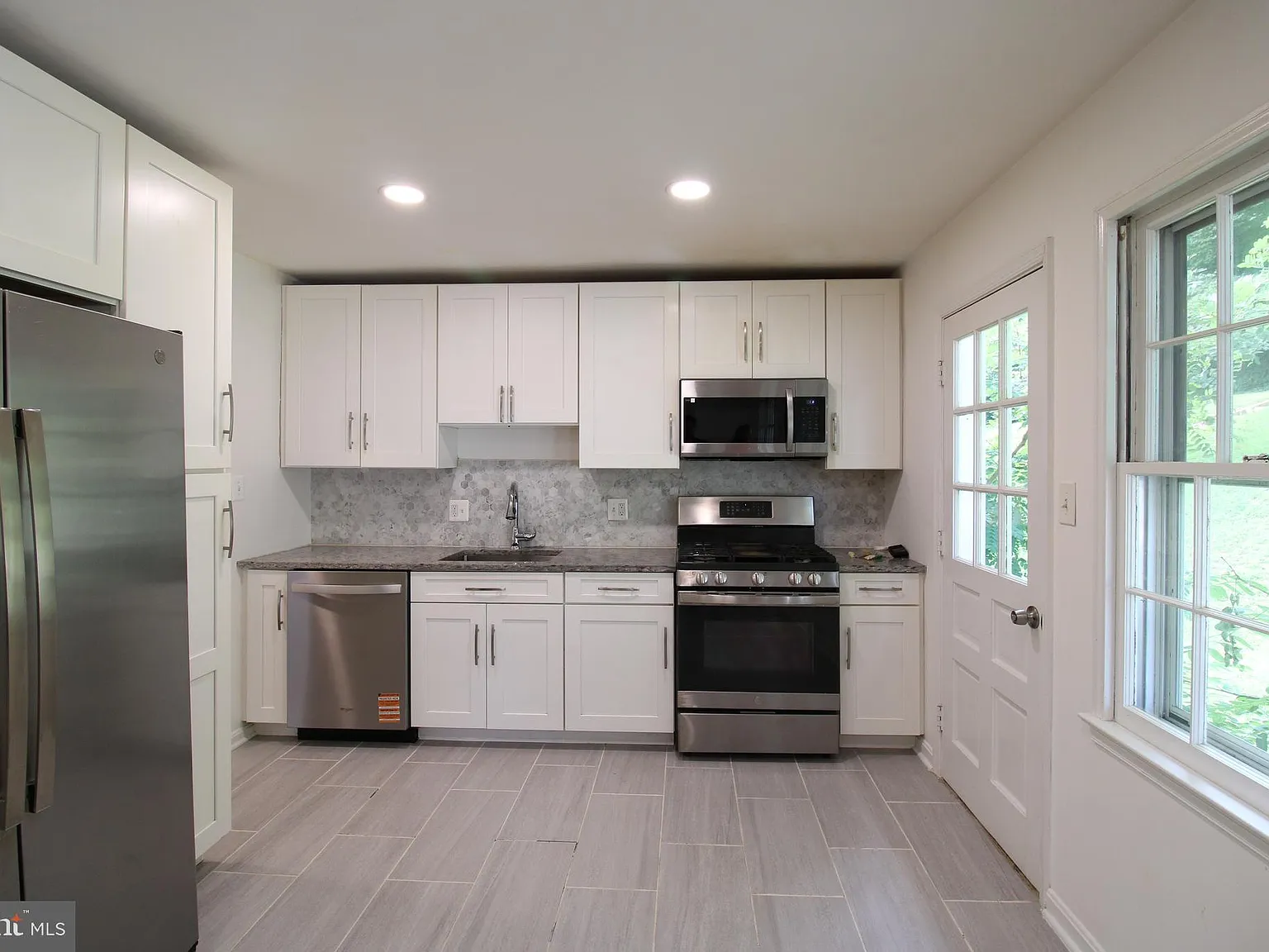 5 bed, 1232 sqft, $3,750 — Photo 2