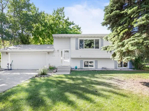 2138 Meadow Ridge Ct, West Fargo, ND 58078