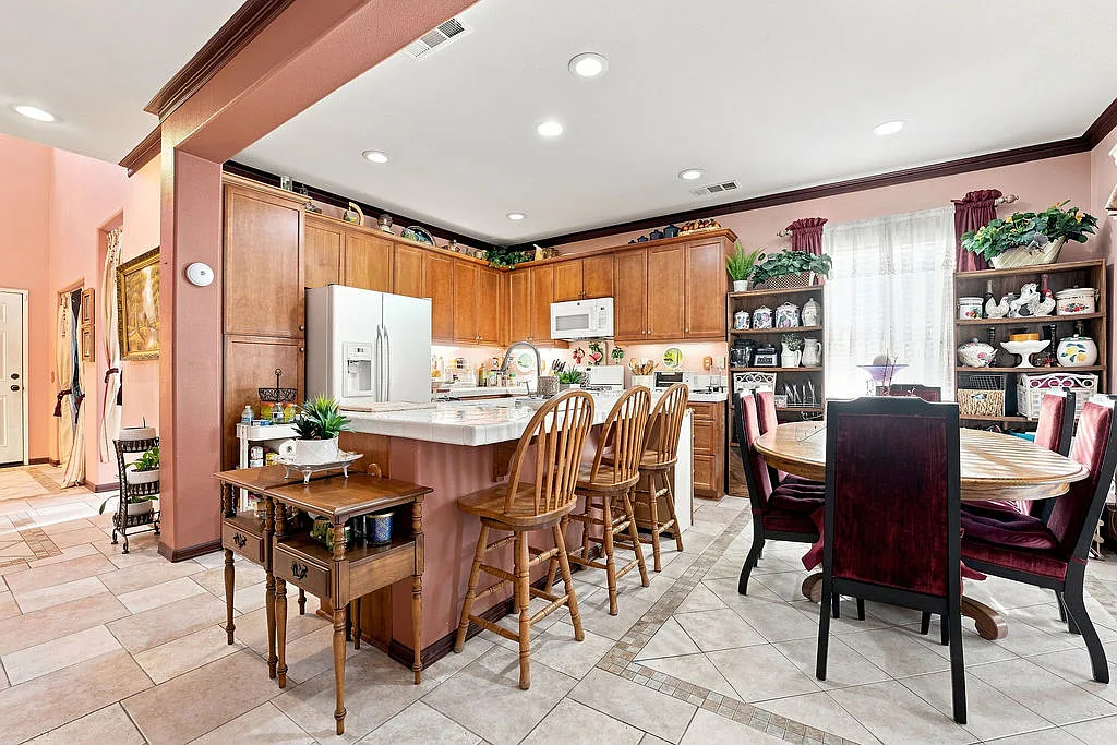 4 bed, 2266 sqft, $2,900 — Photo 4