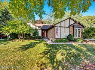 33081 Willow Ln, Fraser, MI 48026