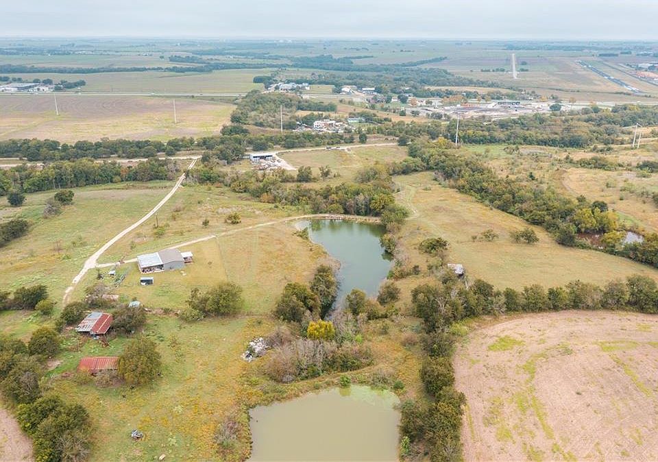 2nd image of 350 County Road 403
