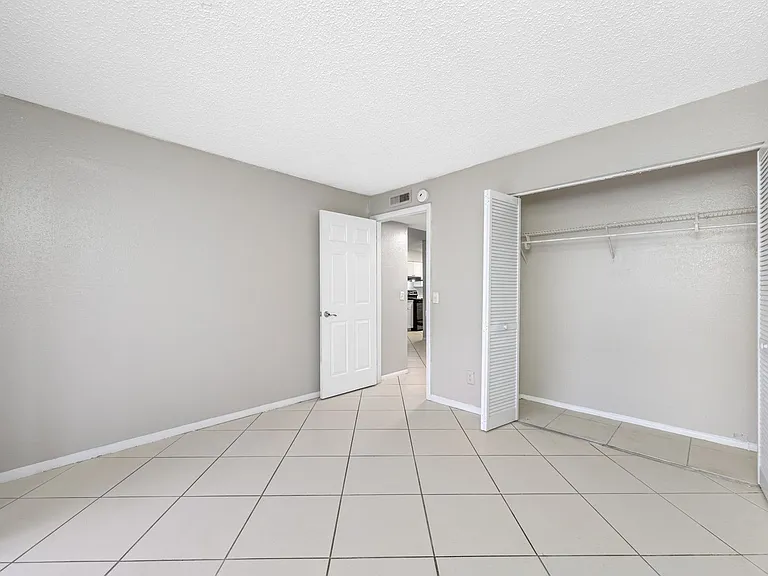 KC Flats Apartments — Photo 78