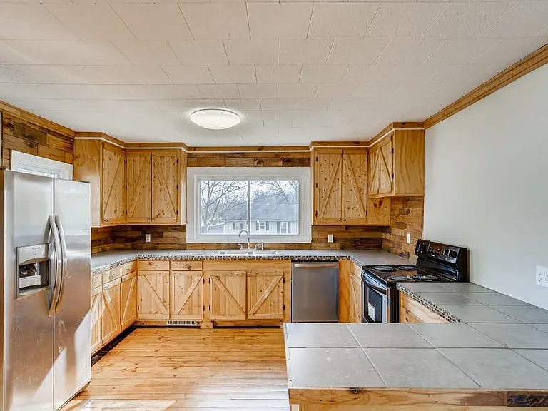 503 N Church St — Photo 2