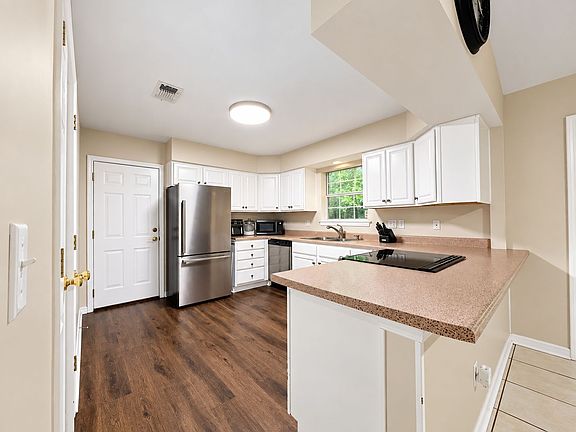 5th image of 632 Banyan Pl