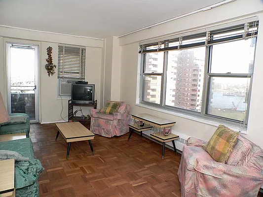 Sold by LoHo Realty | media 2