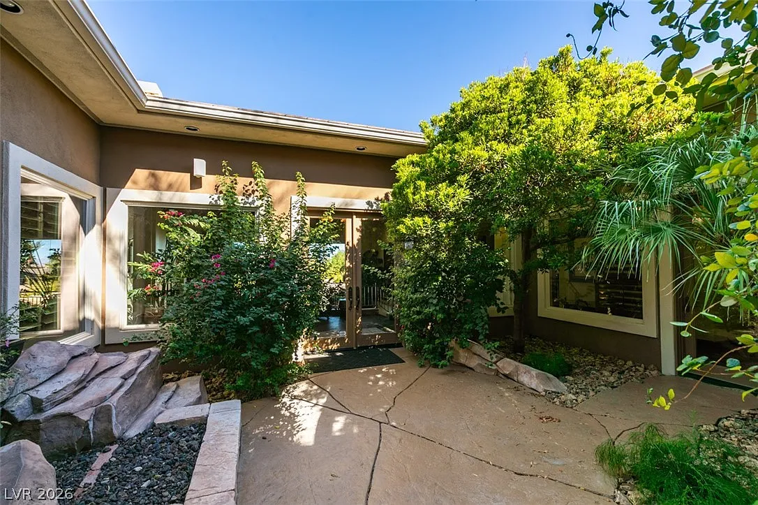 4 bed, 4.5 bath, 5259 sqft, $9,950 — Photo 3