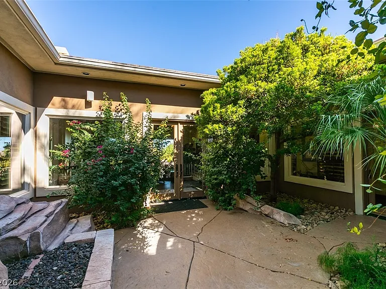 549 Regents Gate Dr — Photo 3