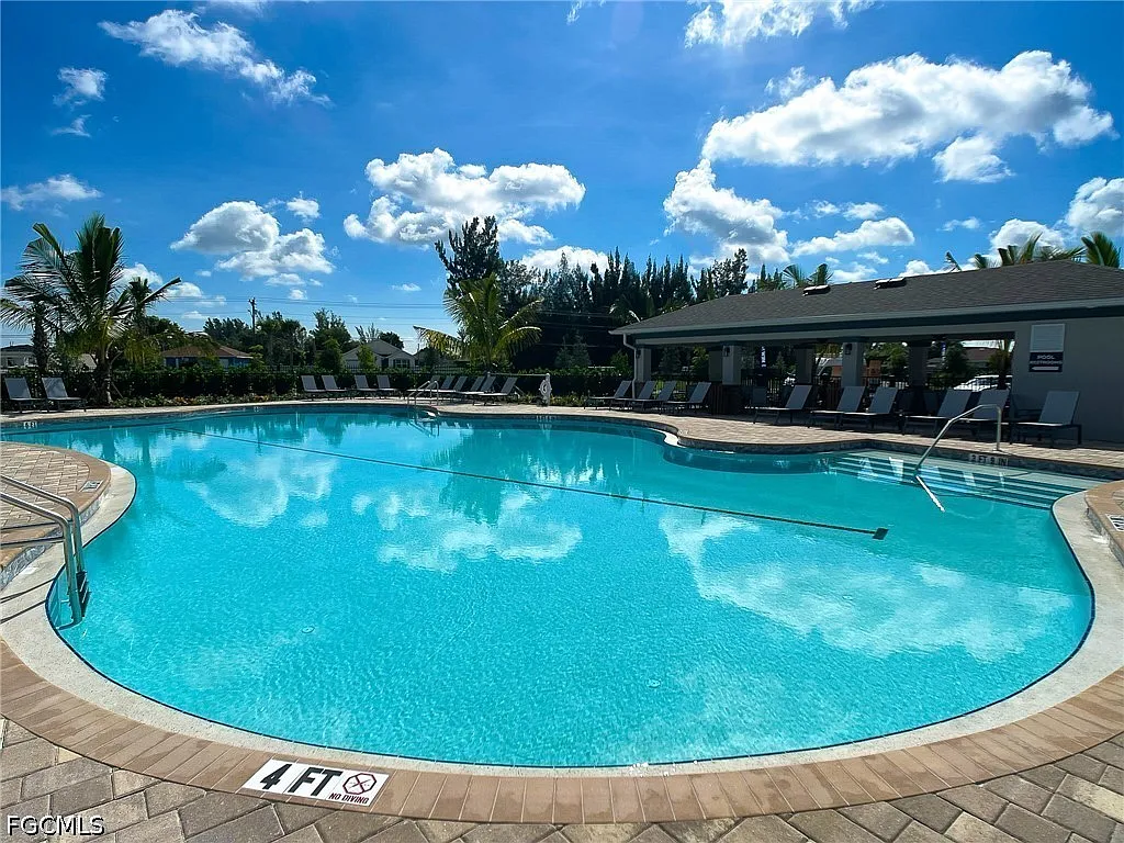 2 bed, 2.0 bath, 1654 sqft, $1,995 — Photo 2