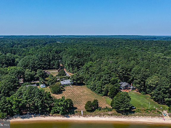 3rd image of 140 Bay Quarter Dr