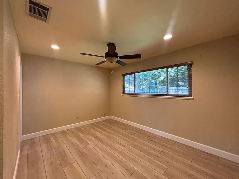 401 Klamath Dr — Photo 17
