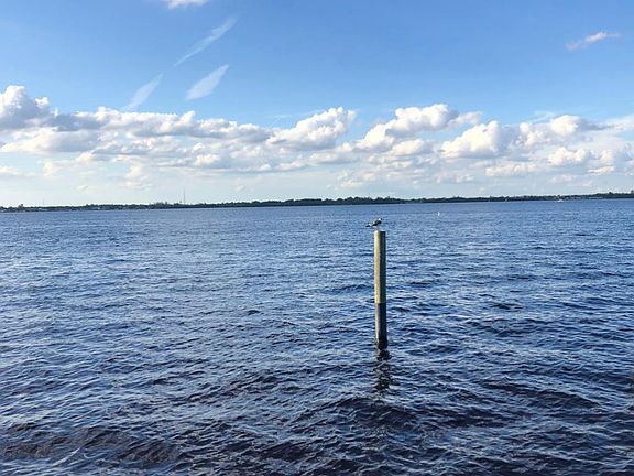 Expansive water views of the Caloosahatchee River.