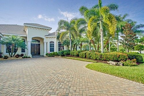 3rd image of 2718 Olde Cypress Dr
