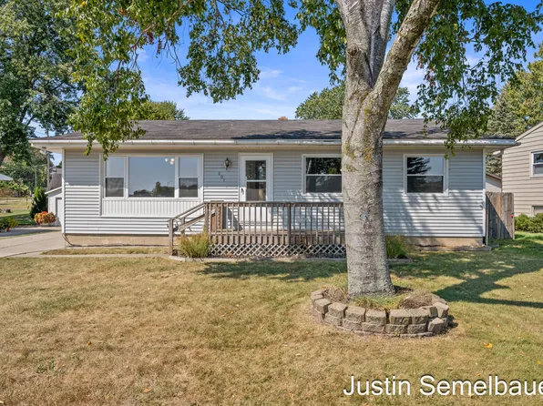 601 Lincoln Lawns Dr NW, Grand Rapids, MI 49534