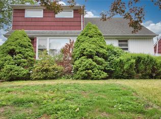 959 Shelburne Dr, Franklin Square, NY 11010