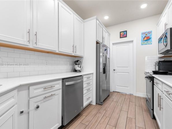 1030 Eucalyptus Dr UNIT 2