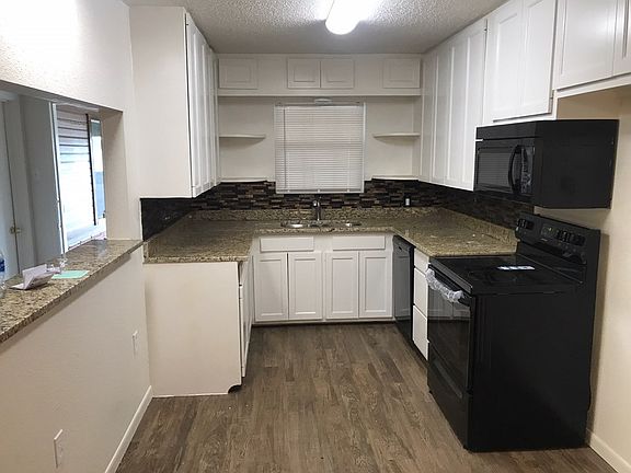 5th image of 326 McKnight Dr