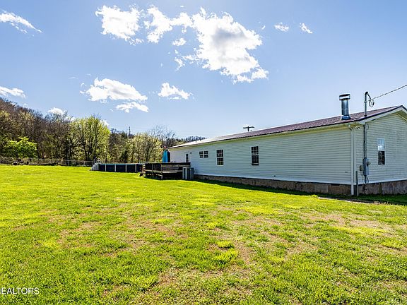 3rd image of 540 Farm Loop Rd