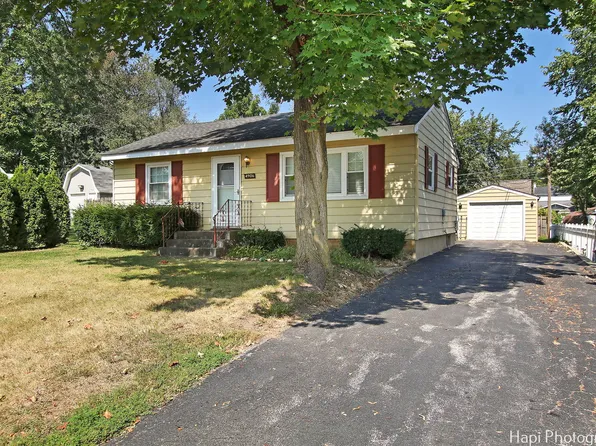 4906 Maplehill Dr, McCullom Lake, IL 60050