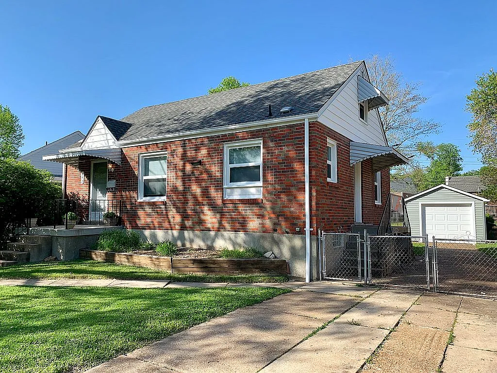 942 Sanders Dr photo 1