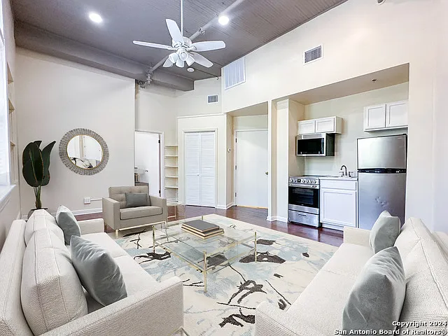 245 Losoya St #B — Photo 3