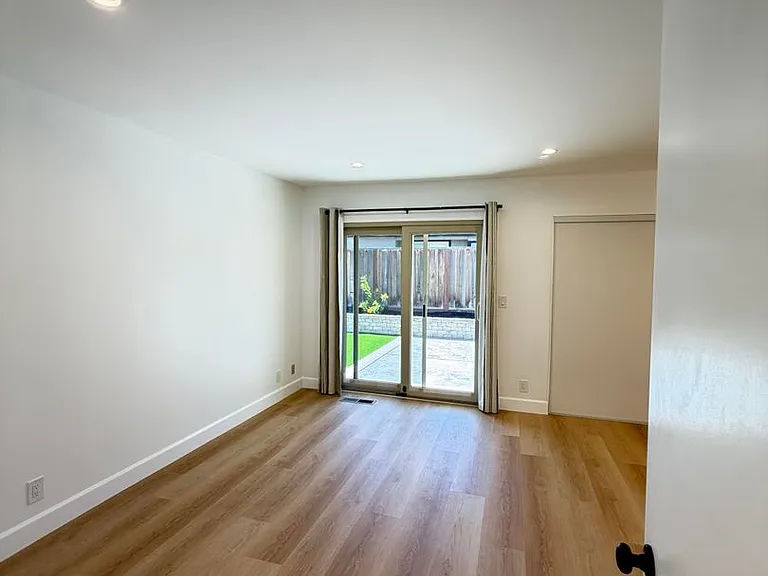 9887 Broadmoor Dr — Photo 16