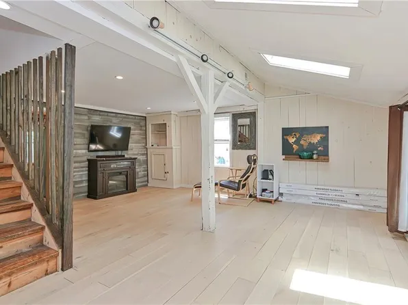 6 Guild Ave, Warwick, RI 02889