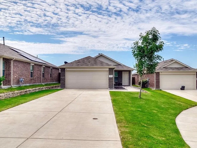 2313 Sandhill Ct — Photo 1
