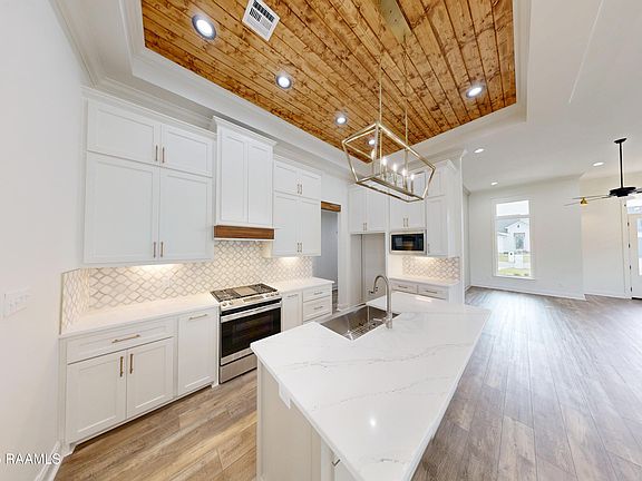 5th image of 137 Lakes Edge Dr