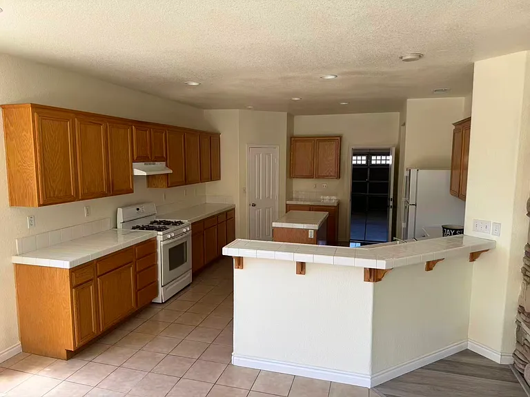 1070 Hawthorne Dr — Photo 21