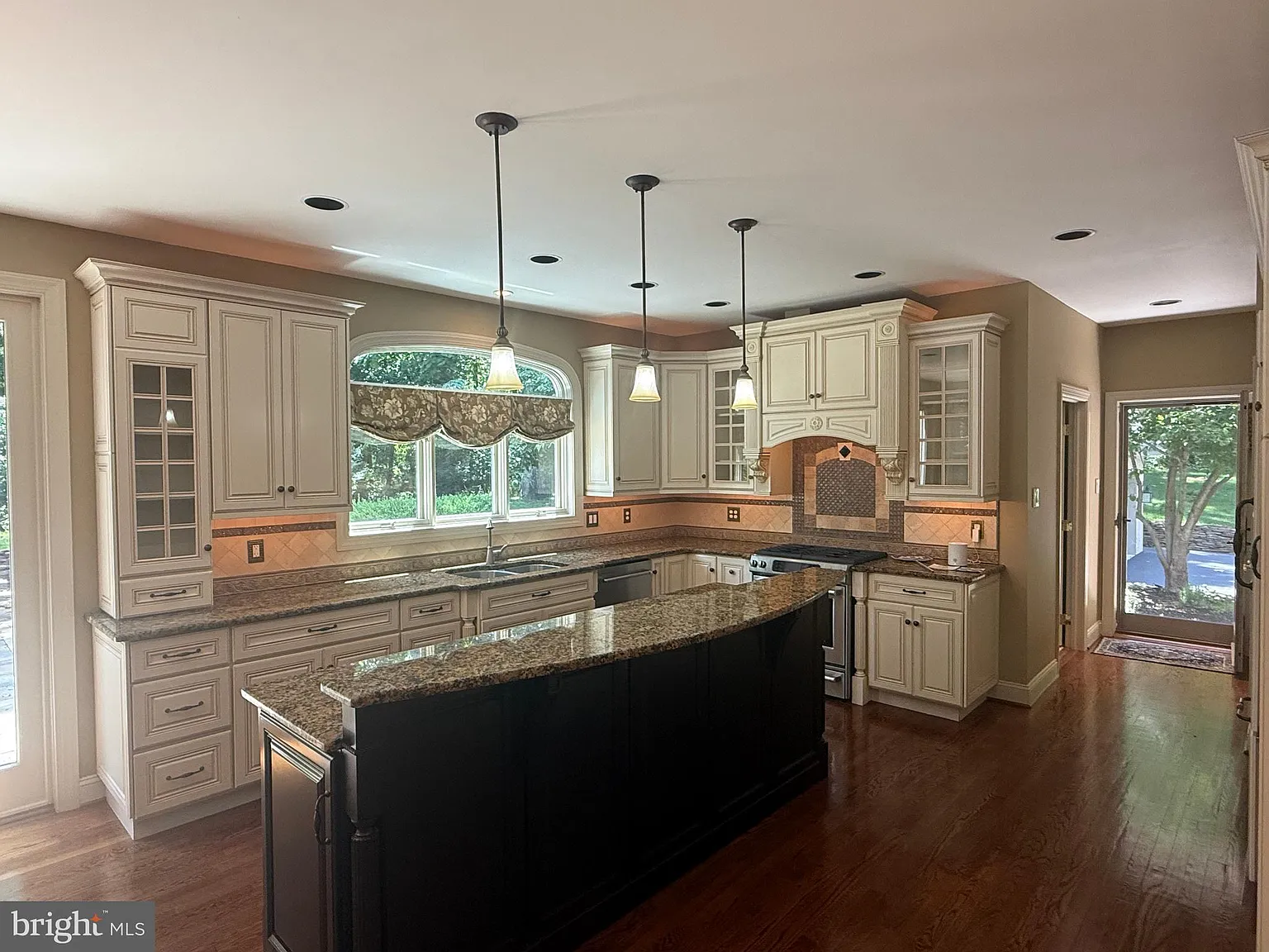 4 bed, 4.5 bath, 4364 sqft, $6,000 — Photo 4