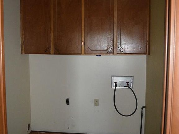 5th image of 300 E Bank St
