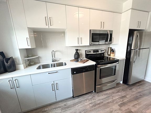 5th image of 460A Belmont Ave W #908