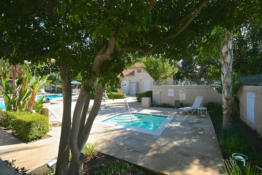 2 bed, 737 sqft, $2,700 — Photo 2