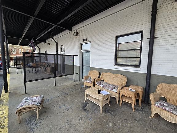5th image of 1011 W Marshall St #112