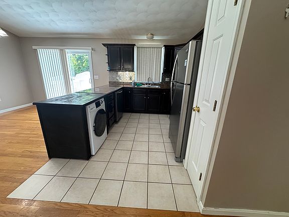 4th image of 15 S Locust Ave #1