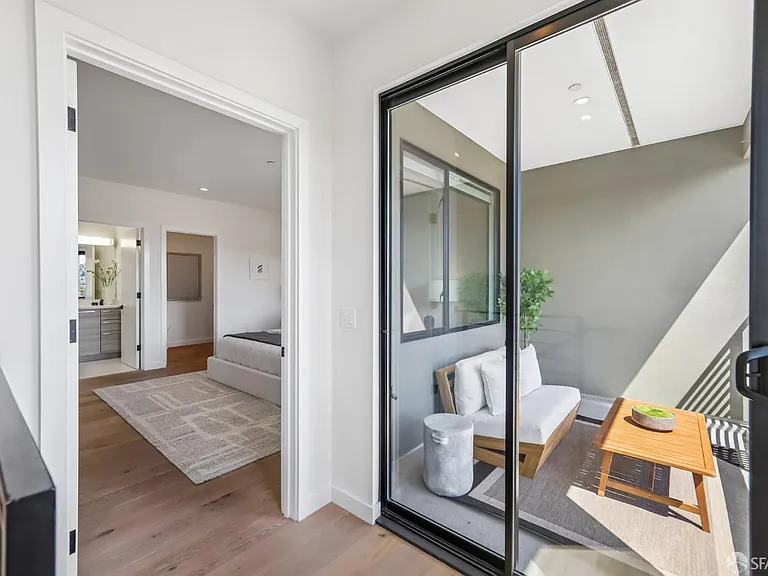Master bedroom & balcony (upper level)